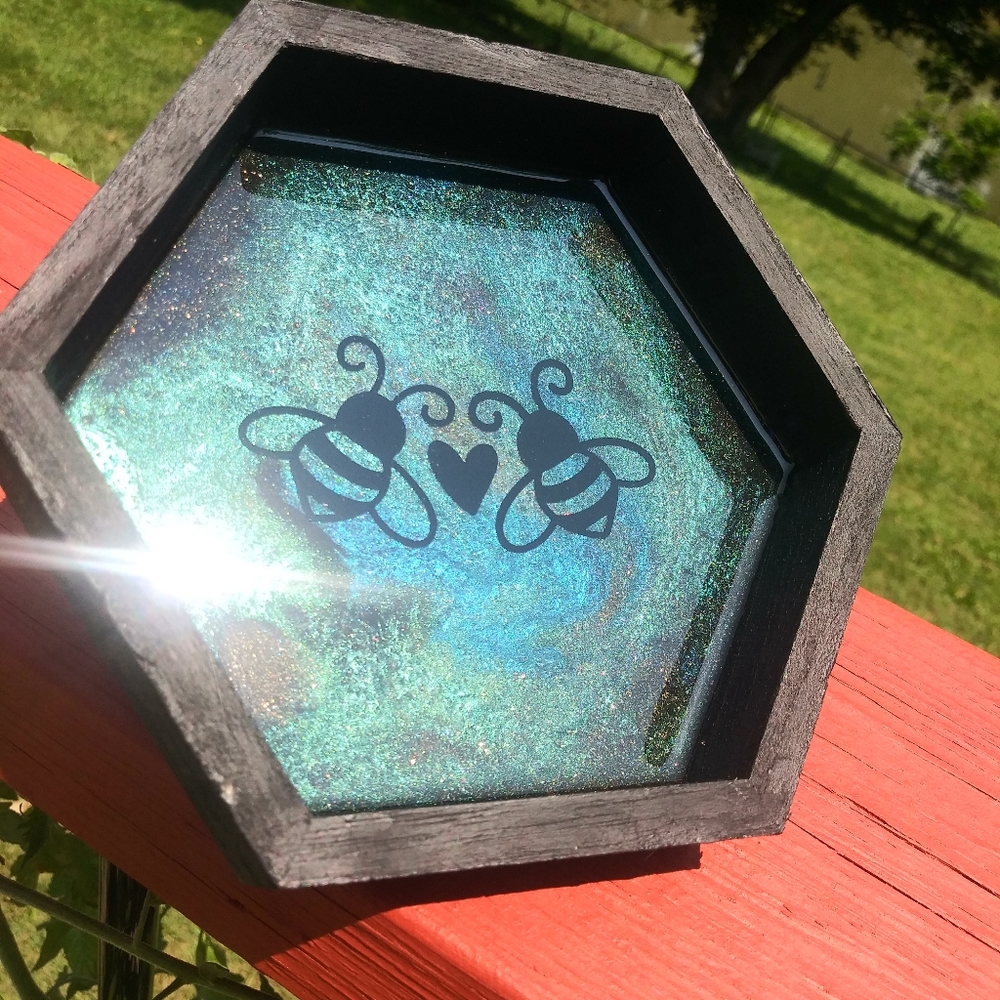 ๐SOLD๐Bees Heart Wall Art Resin Shadow Box Unique Bee Love Hexagon Black Frame - Picture 1 of 10